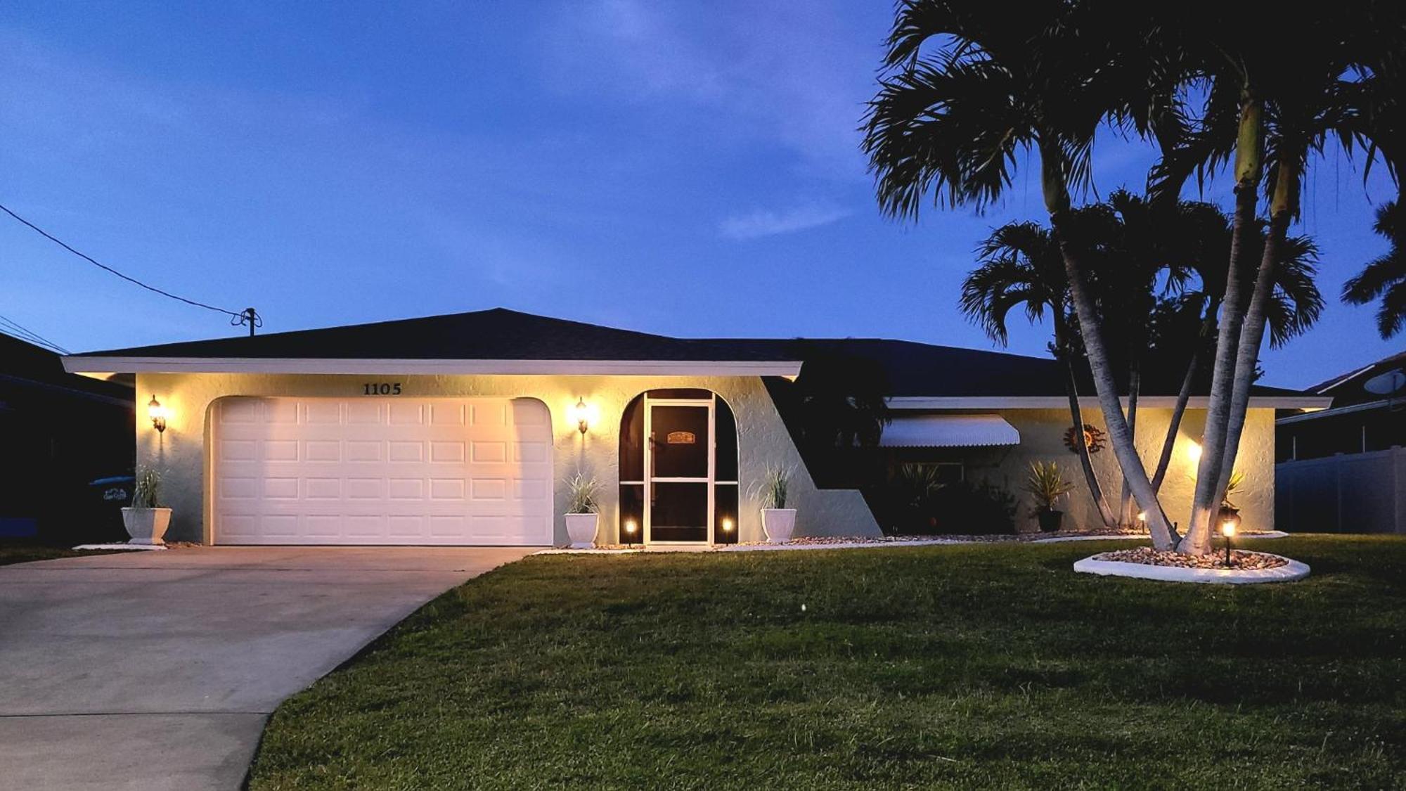 Holiday home Tropical Breeze Canal Waterfront Home, Heated Pool