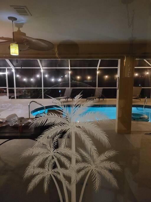 Tropical Breeze Canal Waterfront Home, Heated Pool Holiday home Cape Coral