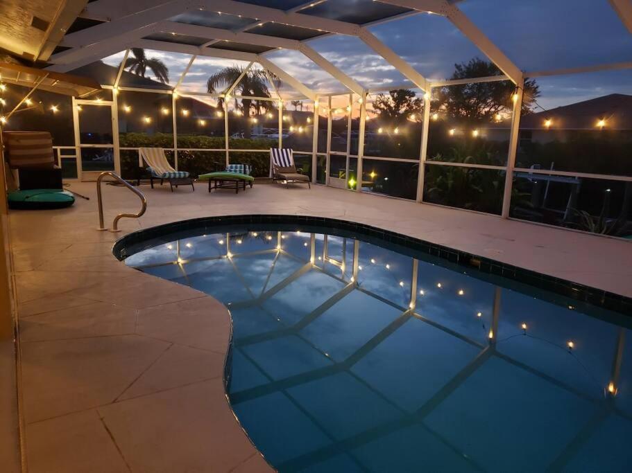 Tropical Breeze Canal Waterfront Home, Heated Pool Holiday home *