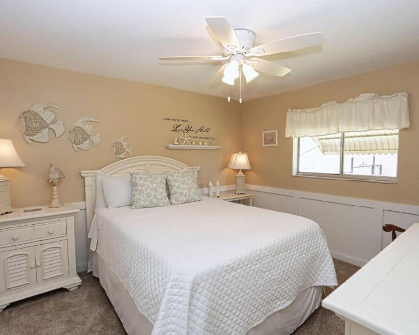 Tropical Breeze Canal Waterfront Home, Heated Pool Holiday home *