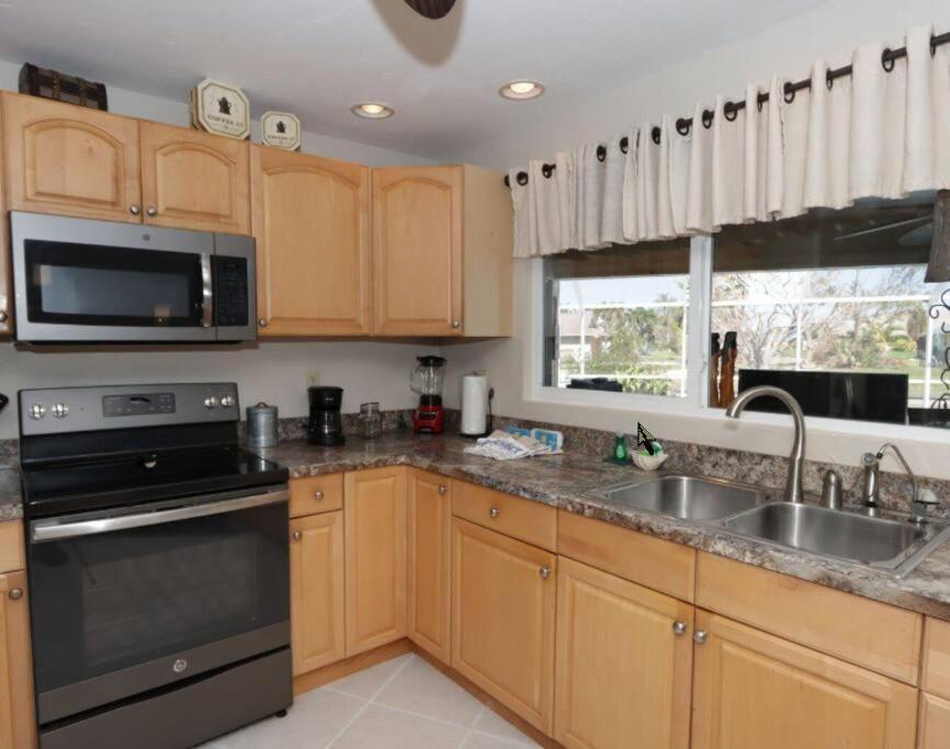 Holiday home Tropical Breeze Canal Waterfront Home, Heated Pool